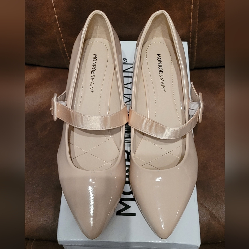 Kitten Heel Pump.... Size 8.5 M....NEW